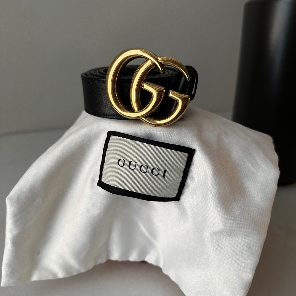 Gucci Women's Belt in Black with Gold Buckle 🤍